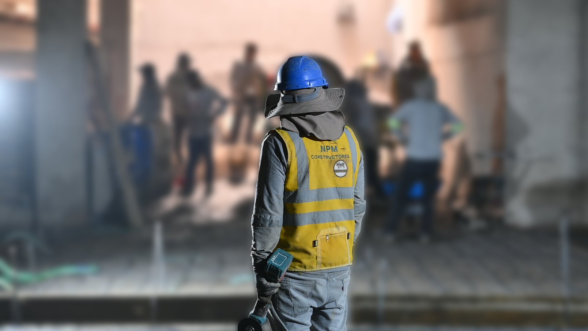 Personal de NPM Constructores supervisando una obra